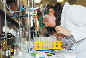 Школьница из США — участница экспериментального тура Международной химической олимпиады 2007 года в Москве.