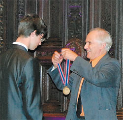 Нобелевский лауреат Гарольд Крото, открывший фуллерены, награждает победителя Международной химической олимпиады 2009 года Олега Сальникова из Новосибирска. Фото Вадима Ерёмина.