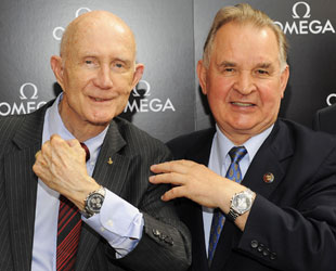 Стаффорд и Кубасов демонстрируют часы Омега 35th Anniversary Apollo Soyuz Test Project Speedmaster Professional. (Фото Omega)