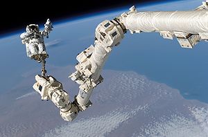 Астронавт Стивен Робинсон, удерживаемый Канадарм2. Фото NASA