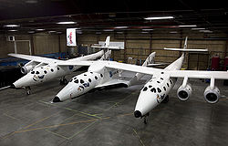 Самолет-носитель WhiteKnight2 с подвешенным к нему кораблем SpaceShipTwo. Фото Virgin Galactic