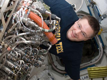 Командир МКС Даг Уилок настраивает установку Сабатье. Фото НАСА