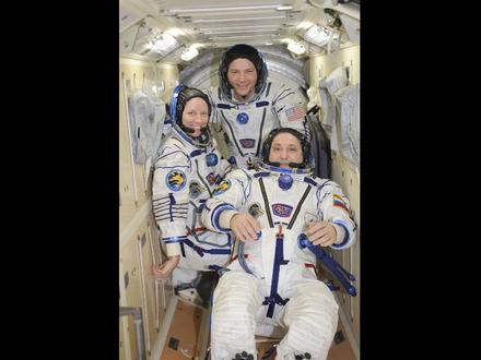 Слева направо: Шэннон Уокер, Даг Уилок и Фёдор Юрчихин в скафандрах Сокол. Фото НАСА