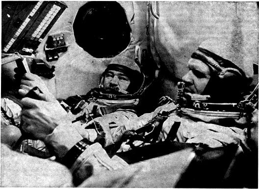 Космонавты А. Губарев и Г. Гречко ведут отработку бортовых систем во время наземной, предполетной тренировки. Фото: «Наука и жизнь»