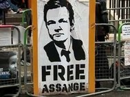 Плакат в поддержку Джулиана Ассанжа. Кадр: канал Россия