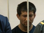 Расул Мирзаев с напряжением слушает приговор