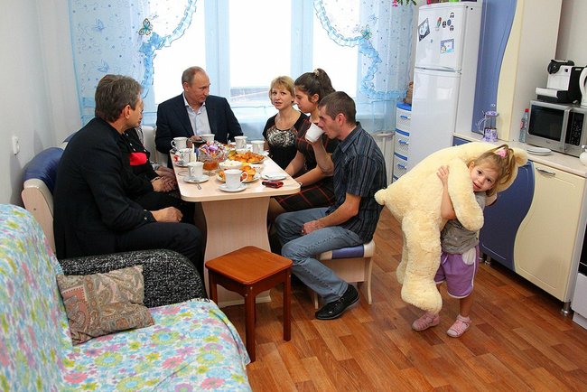 Путин в гостях у семьи Загурских, получивших новую квартиру