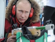 Владимир Путин на проходящем чемпионате России по лыжным гонкам и биатлону среди паралимпийцев в Сочи в 2012 году