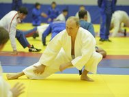 Путин на тренировке российских борцов в Санкт-Петербурге в 2010 году