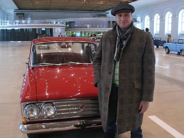 Директор Музея ретро-автомобилей Дмитрий Октябрьский и "Москвич-408". 