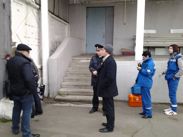 Адвокат, полицейский и врачи Скорой безуспешно пытаются попасть к Кривову