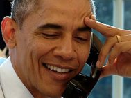 Обама разговаривает по телефону