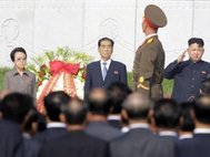 Ким Ген Хи (слева), Пак Пон Джу (в середине) и Ким Чен Ын (справа) принимают парад