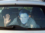 Сторонник Эдварда Сноудена в маске