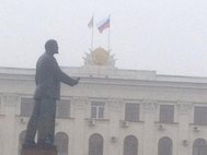 Российский флаг над крымским парламентом