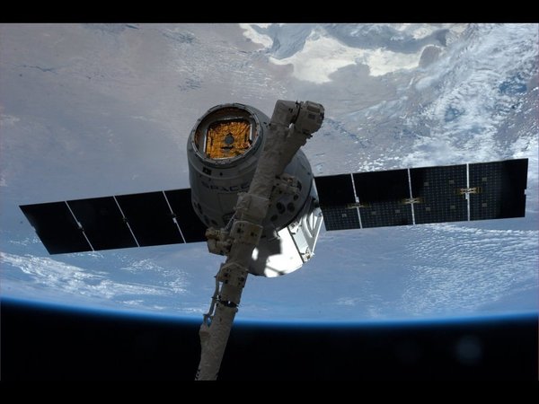 Картинки по запросу SpaceX отменила стыковку корабля Dragon с МКС