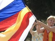 Флаги России и Южной Осетии