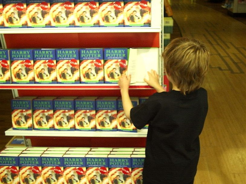 Мальчик и книги о Гарри Поттере