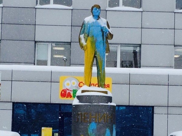 Раскрашенный памятник Ленину в Новосибирске