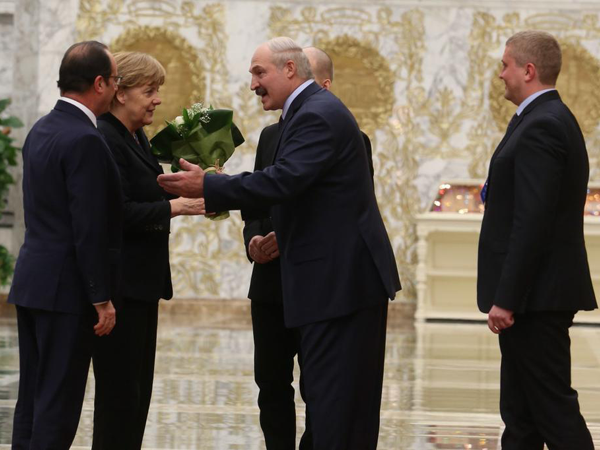 Александр Лукашенко встречает Ангелу Меркель и Франсуа Олланда в Минске