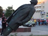 Снос памятника Ленину в Днепропетровске