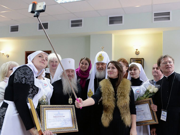 Фото патриарха Кирилла, сделанное с помощью палки для селфи