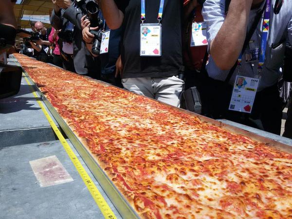 Самая длинная пицца в мире