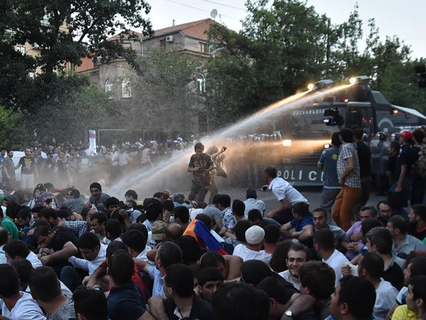 Разгон демонстрации в Ереване
