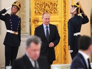 Владимир Путин перед началом заседания Российского организационного комитета «Победа»