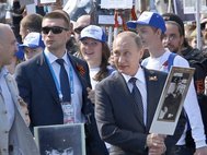 Владимир Путин участвует в шествии "Бессмертного полка" 9 мая 2015 года
