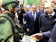 В.Путин во время посещения ОАО «Концерн «Калашников».