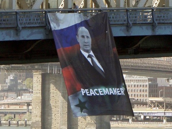 Портрет Путина на Манхэттенском мосту.
