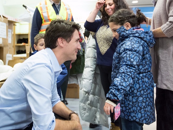 Премьер-министр Канады Джастин Трюдо с девочкой из Сирии