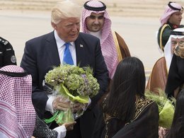 Дональд Трамп в аэропорту Эр-Рияда в день прибытия в Саудовскую Аравию