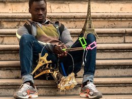 Житель Парижа продает символы Франции