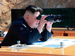Ким Чен Ын наблюдает за стартом ракеты