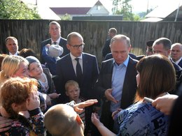 Владимир Путин посещает аварийный дом в Ижевске