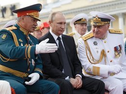 Сергей Шойгу и Владимир Путин на главном военно-морском параде в Петербурге 30 июля 2017 