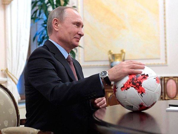 В.Путин с футбольным мячом