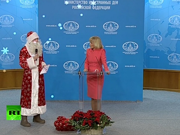 Дед Мороз и Мария Захарова