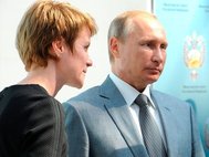 Сопредседатель избирательного штаба на президентских выборах 2018 года Елена Шмелева и Владимир Путин