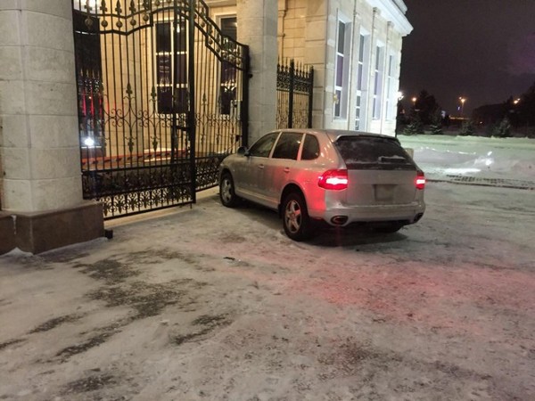 Машина, врезавшаяся в ворота резиденции президента Казахстана