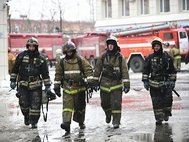 Сотрудники МЧС России обследовали четыре этажа торгового центра в Кемерове, где произошел пожар 