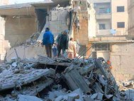 Разрушения на месте обстрела в Сирии