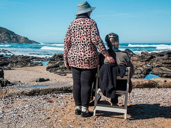 Пенсионеры у моря