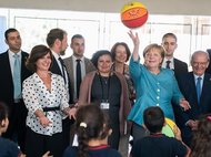 Ангела Меркель с мячом