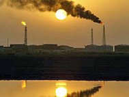 Нефтеперерабатывающий завод в Ираке. Фото: avaaz.org