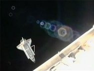 Шаттл «Дискавери» совершает облет МКС. Источник: NASA TV