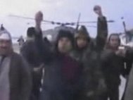 Ливийцы на фоне захваченного вертолета. Кадр: BBC