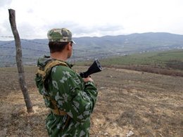 Разграничительная линия зоны действия миротворческих сил между Южной Осетией и Грузией. Фото: Сергей Пятаков/РИА Новости